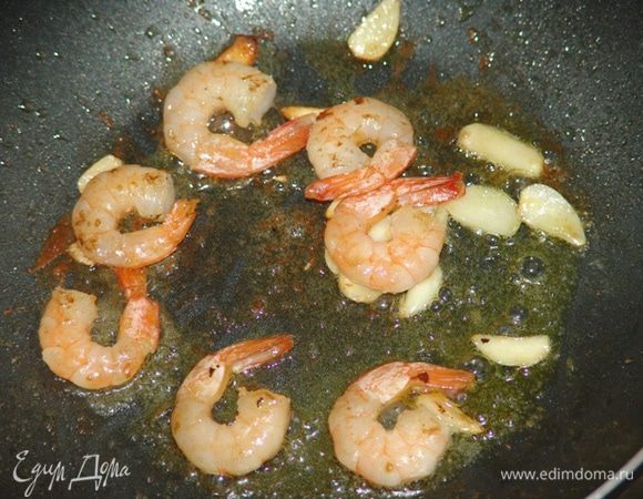 Разогреть оливковое масло, добавить часть маринада из под кабачка. Обжарить чеснок (от него необходим только запах). Обжарить креветки (1-2мин). 