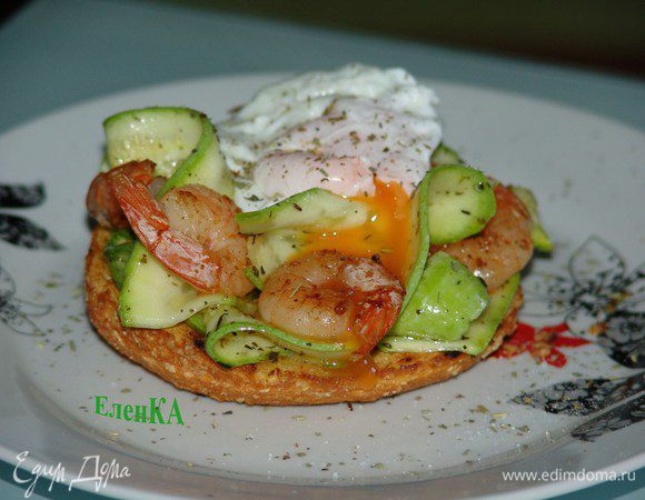 Итак, на булочку выкладываем маринованный кабачок, креветки и пашот. Яйцо слегка надрезаем с одной стороны, чтобы желток немного потек. Сбрызнуть соком лимона. Соль-перец-травки. Вуаля!