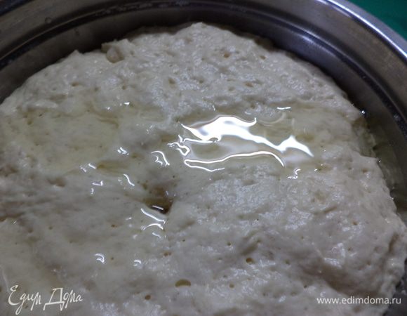 Добавляем масло (немного его оставьте)и вымешиваем