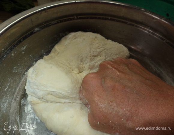 Начинаем добавлять муку стакан(если вы положили 1,5) можете высыпать смело в два приема,а вот остальную осторожно подмешивайте, у меня уходит немного меньше , в процессе вымешивания руку смазываем остатками масла.Тесто должно получиться мягким и податливым,но не "жидким".Уберем его в укромное место,обычно я замешиваю и ухожу гулять с собаками,за час оно очень вырастает!