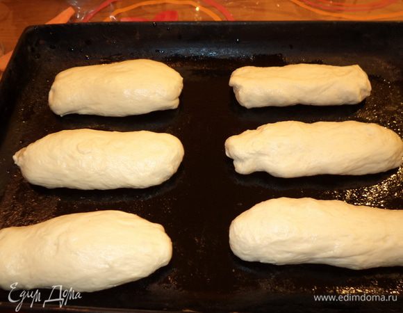 Формуем батончики,первые разы я делала 6,сейчас 8,автор предлагает 10.Найдите свой вариант!Сделайте надрезы и оставьте на расстойку,прикрыв полотенцем.