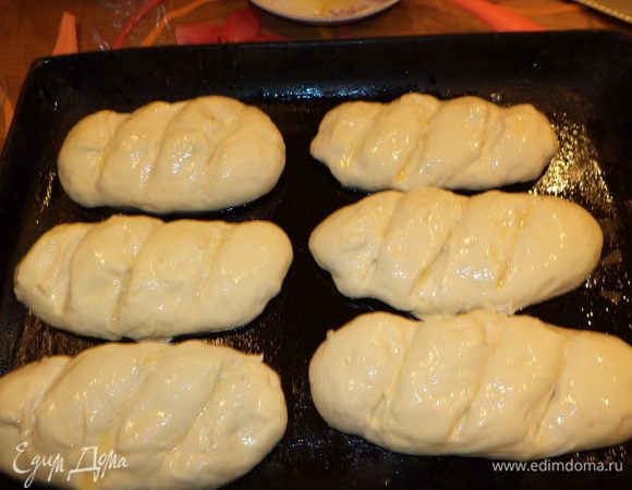 Смажем яйцом(я говорила уже что использую перепелиное-хороший размерчик),или молом,или сливками,испробовала все,что лучше не знаю-все хороши! Ставим в разогретую  до 200*(строго,автор жаловался,что были проблемы при несоблюдении всех тонкостей рецепта,я не экспериментировала и всем довольна очень!) минут на 20,сильно не зажаривая!