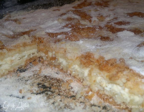 Начинка:
Творог,яйцо,сахар и сметану все перемешиваем.
Тесто: 
Манка,мука,сахар и соду все перемешиваем.
Берем противень смазываем слив.маслам,высыпаем половина теста,затем выкладываем творожную начинку и посыпаем оставшимся тестом.Сверху натираем на терке масло. 
Выпекать 200 С. 40-50 мин.