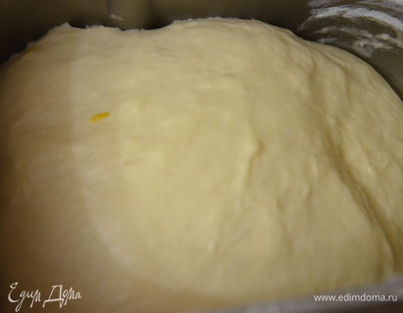 Замесить тесто(замешиваю в хлебопечке,в режиме(Пицца).Для этого в теплое молоко раскрошить дрожжи,добавить 1 ст.л. сахара..Оставить минут на 10.Муку просеять,добавить оставшийся сахар,щепотку соли,растопленное сливочное масло,лимонную цедру,яйцо.Влить молоко с дрожжами.Замесить тесто и оставить подходить,когда подойдет обмесить и дать подойти еще раз.После чего можно приступать к приготовлению роллов.Для приготвления теста в хлебопечи,все приготовить так же ,поставить на режим"Пицца",после того как приготовление теста в этом режиме закончится,оставить тесто в хлебопечи еще минут на 10.