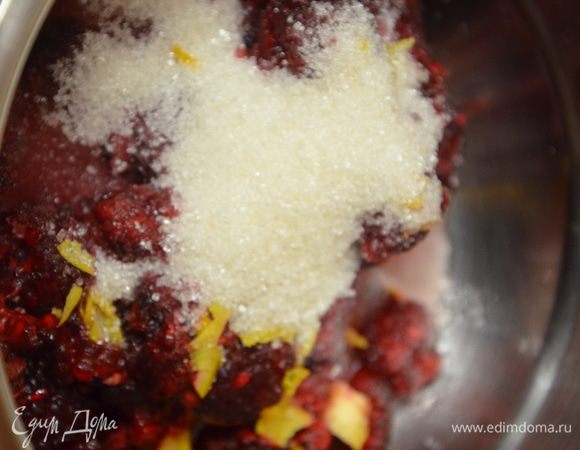 Приготовить начинку.В кастрюльке смешать малину,сахар(2 ст.л.),лимонную цедру,крахмал.Перемешать все,слегка разминая малину.