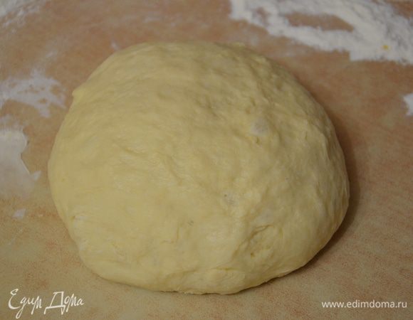 Подошедшее тесто вымесить на присыпанной мукой рабочей поверхности.