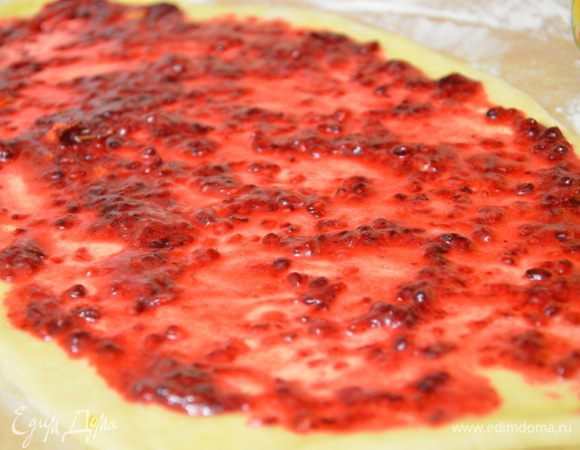 Ложкой выложить на тесто малиновую начинку,размазать по всей поверхности.