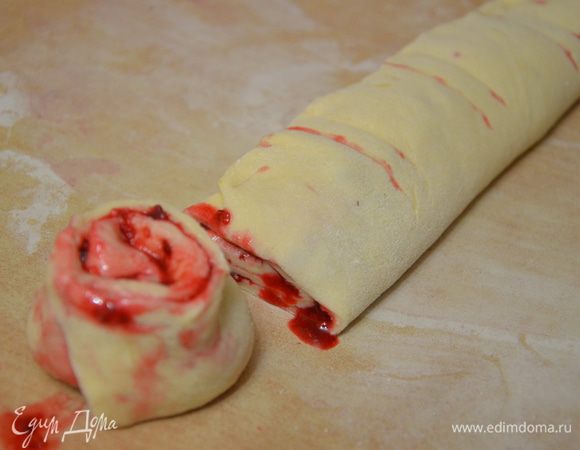 Разделить рулет на одинаковые части,разрезать.