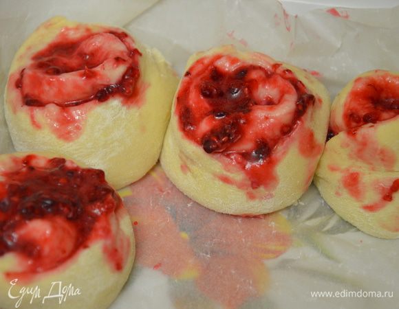 Защипать с одной стороны рулетики,это будет низ ролла.Если вытекает начинка,то то что вытекло можно легко вернуть назад)))переложил ложечкой начинку вытекшую обратно между слоями.