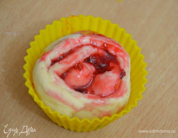 Форму для выпечки,застелить пергаментом,установить роллы швом вниз,поставить на растойку минут на 30 в теплое место.У меня не все роллы поместились в форму,потому пару штук я поставила в силиконовые формочки. 