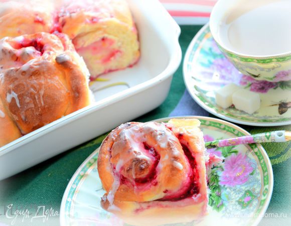 Поставить подошедшие роллы выпекаться в заранее разогретую до 200С.духовку,10минут,затем убавить огонь до 180 и выпекать еще минут 10-15.Достать из духовки и оставить на 30 минут остывать,не доставая из формы.