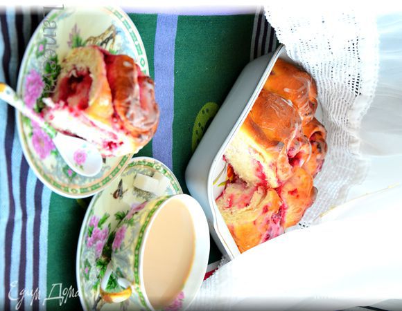 Полить роллы глазурью.Для этого в мисочке смешать сахарную пудру,лимонный сок и воду,до однородной консистенции.Полить роллы.