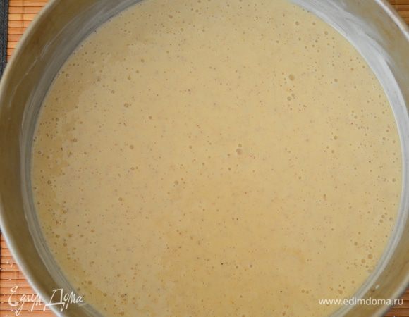 Разъемную форму (24 см у меня) смазать сливочным маслом, вылить в нее тесто. 