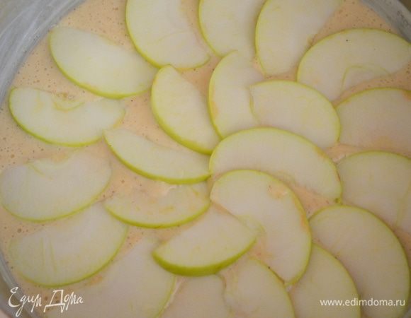 Яблоко помыть, убрать сердцевинку, нарезать на дольки и красиво уложить их на тесто, слегка вдавливая. 