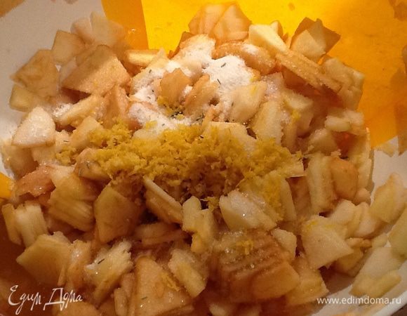 Слить жидкость у яблок, но не всю. (у меня все впиталось, так что сливать мне было нечего). Добавить сахар, лимонную цедру, ванильный сахар и розмарин, перемешать.