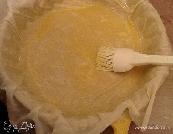 Теперь берем форму для запекания 25 см. На мой взгляд, переложить пирог на блюдо очень проблематично, т.к. он очень нежный и сочный внизу, поэтому лучше взять форму, в которой можно сразу его поставить на стол.
Растопим сливочное масло в сотейнике.
Форму смазать сливочным маслом и начинаем выкладывать листы теста фило: кладем один лист, смазываем его растопленым сливочным маслом и присываем половинкой ложечки сахарного песка, излишки теста свешиваем по краям формы. На него кладем следующий лист под углом 90 град., смазываем сливочным маслом, посыпаем сахаром, излишки свешиваем. Таким образом выкладываем 5 листов.