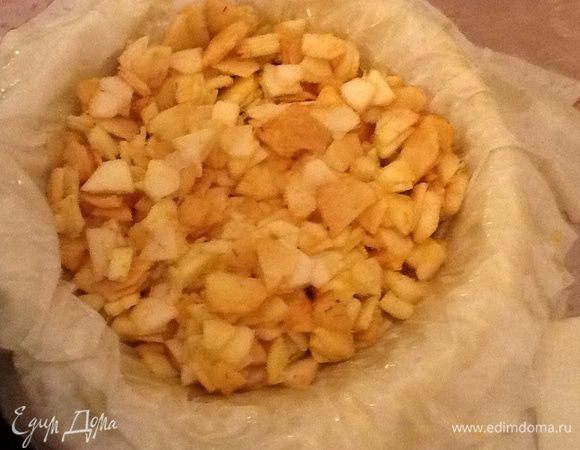 Выкладываем начинку на тесто и равномерно ее распределяем.