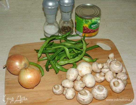 Грибы почистить, крупно порезать (половинками). 