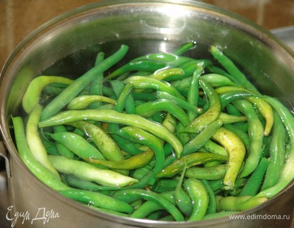 Привариваем стручковую фасоль. Откидываем, чтобы не пожелтела,  на дуршлаг в холодную воду.