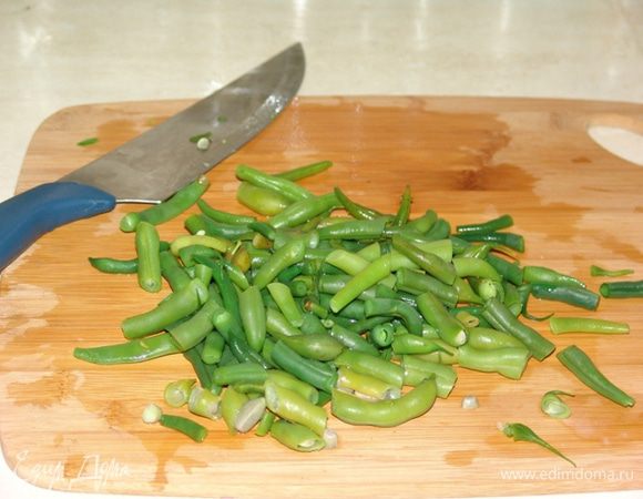 Слегка измельчаем фасоль.
