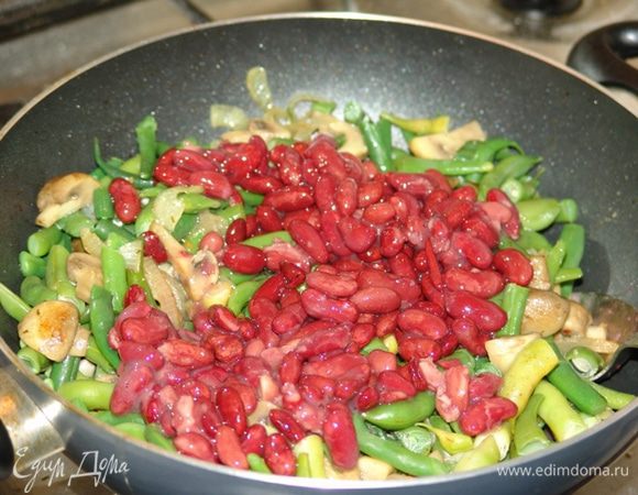 Туда же добавляем консервированную фасоль. Оставляем потомиться под крышкой на 15 минут. 