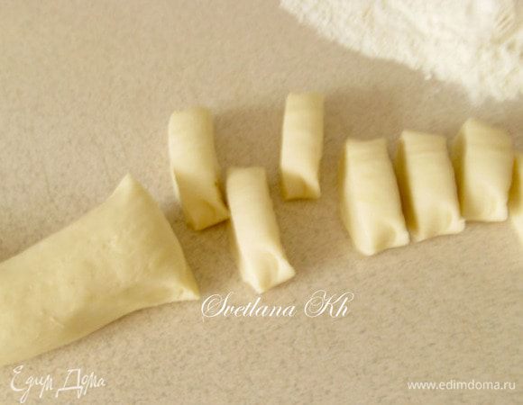 Из теста сделать колбаску, нарезать ее на кусочки. Каждый кусочек тонко раскатать. В этот раз я делала мини-чебуреки, маленькие, мне очень понравились .