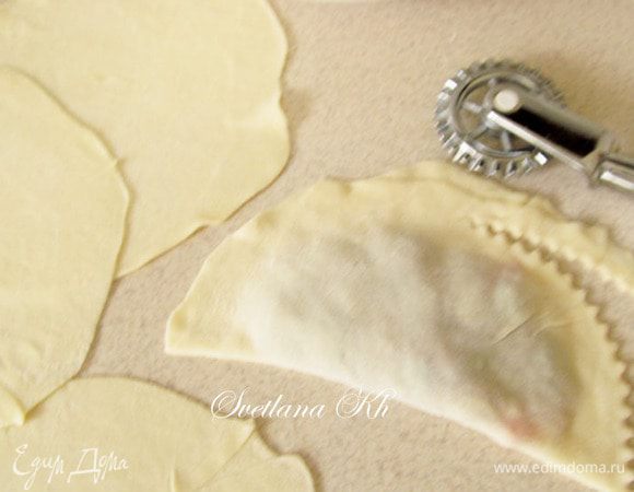 На лепешку выложить фарш, плотно прижать края, обрезать колесиком для теста. Можно с помощью вилки сделать фигурный край.