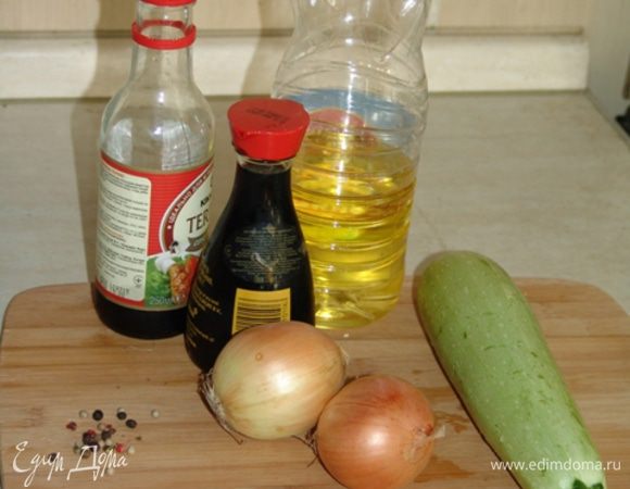 Режем лук кольцами/полукольцами.