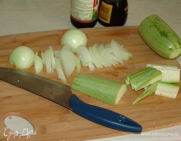Нарезаем кабачки тонкими брусочками.