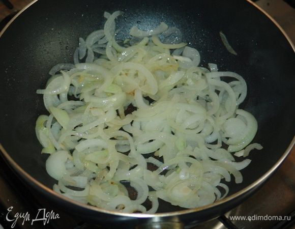 В течение 5-7 минут обжариваем на растительном масле лук. 