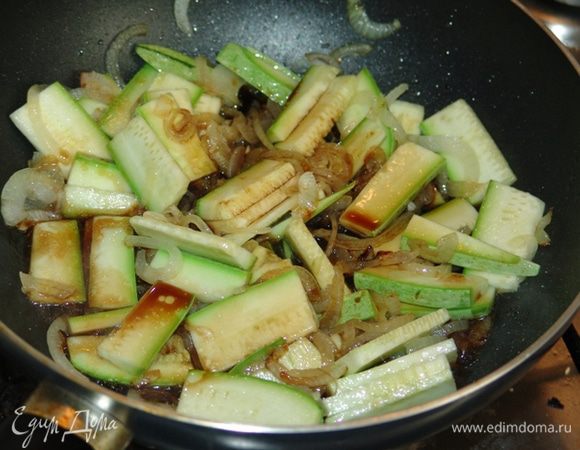 Добавляем к луку кабачок, соус терияки, соевый соус и семена кунжута. Доводим кабачок до готовности. Мне нравится - с легким хрустом. 