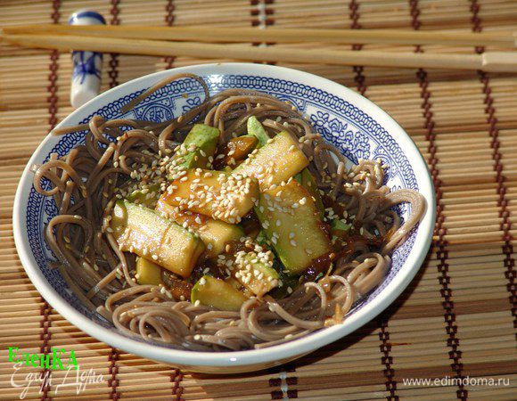 Соединяем компоненты, перчим, посыпаем семенами кунжута. 