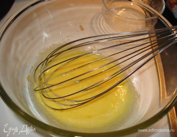 Духовку разогреть до 220°C. Форму смазать сливочным маслом. Желтки отделить от белков. Затем растереть желтки с сахаром.