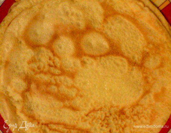 Для блинов: смешать муку с водой,добавить яйца,соль. Оставить тесто на 10 минут. Разогреть сковородку, слегка смазать маслом и испечь 5 блинов( регулярно смазывать маслом) среднего размера.