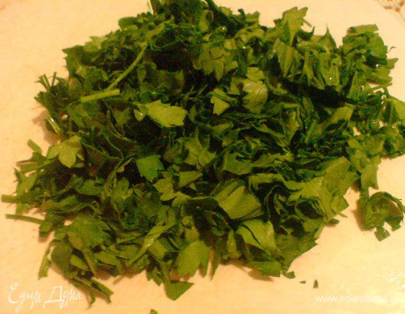 Вымыть помидоры и петрушку. Петрушку измельчить. 