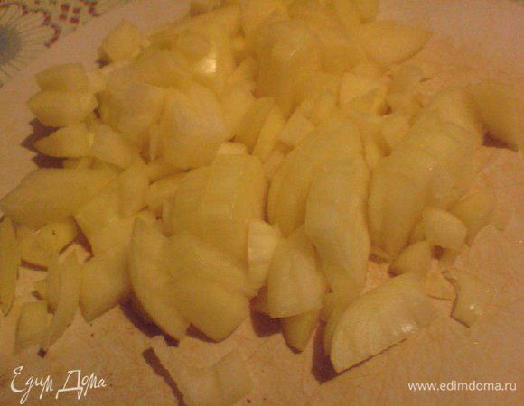 Лук почистить, нарезать кубиками и обжарить в оливковом масле. 
