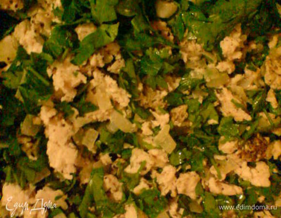 Добавить сливочное масло, фарш и орегано. Готовить,пока фарш не станет прожаренным. Посолить,поперчить, добавить петрушку. 