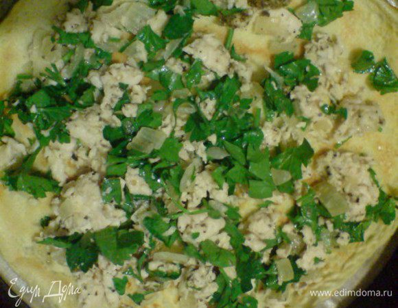 Форму застелить бумагой для выпечки ( для этого снять кольцо с формы, положить лист бумаги, закрепить кольцо). Лучше,чтобы форма была чуть меньше по размеру, чем блины или такая же. На дно положить блин. Сверху- начинку: 1/4 фарша... 