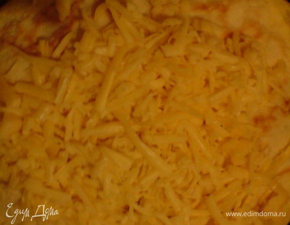 Накрыть вторым блином. Уложить таким образом все блины и присыпать оставшимся сыром. Выпекать 30 минут. 