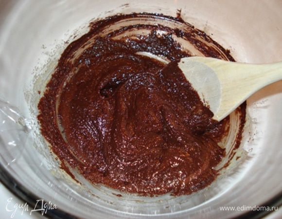 Влить в желтки. Всыпать муку, миндальую муку и добавить масло, перемешать до однородной массы.