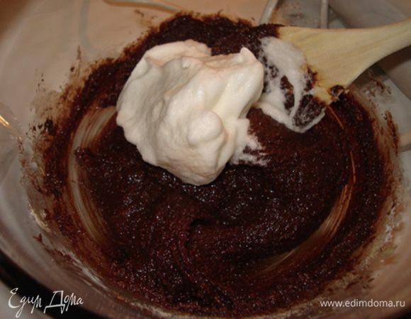 Отдельно взбить белки до устойчивых пиков, вмешать их в шоколадную массу. Переложить тесто в форму. Выпекать пирог 10–15 мин. Готовность проверить спичкой. Спичка на выходе не должна оставаться полностью сухой. Охладить в течение 1 ч.