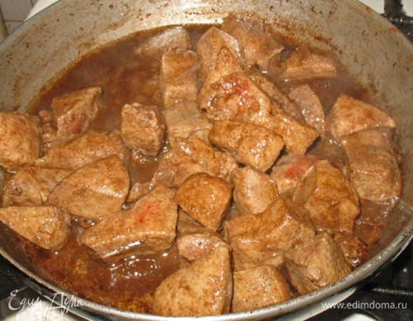 Куриную печень разрезаем пополам. Печень обжариваем в сливочном и оливковом масле до красивой корочки. Вливаем в сковороду к печени бальзамический уксус и добавляем немного соли. Помешивайте печенку, пока уксус не загустеет, почти полностью выпарившись. Отставляем в сторону. 