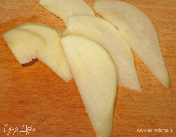Грушу  очистить от кожуры и семян. Нарезать тонкими ломтиками (можно при помощи овощерезки)