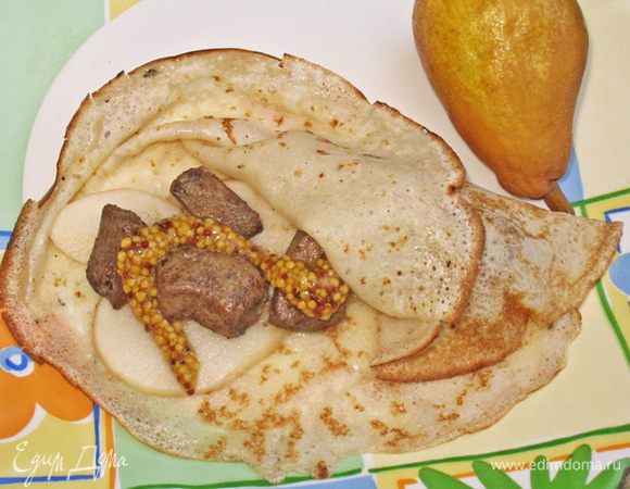 В центр блинчика выложим ломтики груши, поверх них - кусочки печенки, а затем горчицу. Добавим немного лимонного сока  и прикроем  начинку половиной блина. 