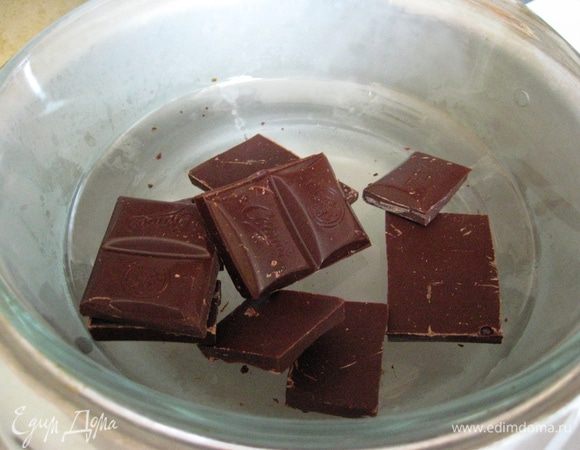 Духовку разогреваем до 220 градусов. Шоколад растапливаем на водяной бане. Будьте внимательны и аккуратны— он не должен закипеть. Иначе французский фондан у Вас не получится. 