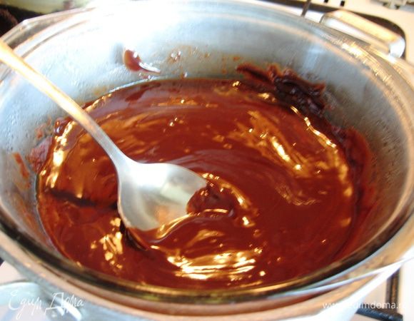 К шоколаду добавляем масло и хорошенько перемешиваем.