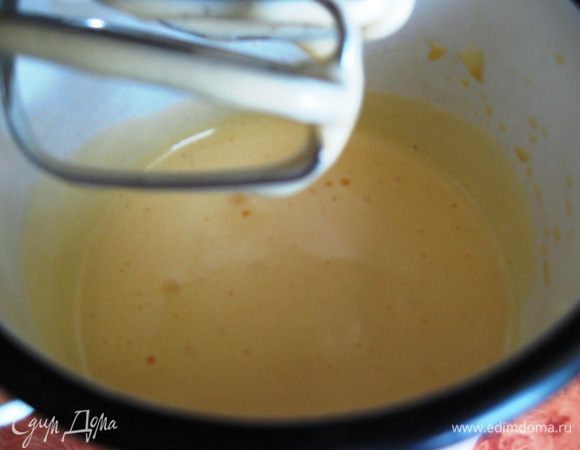 Быстро взбиваем яйца с сахарной пудрой в пышную пену. 