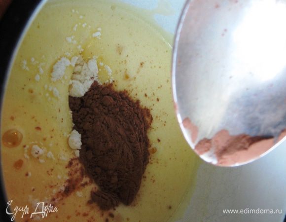 Масса должна увеличиться в 3-4 раза, добавляем муку, соль, какао, немного толченых орехов и аккуратно перемешиваем. 