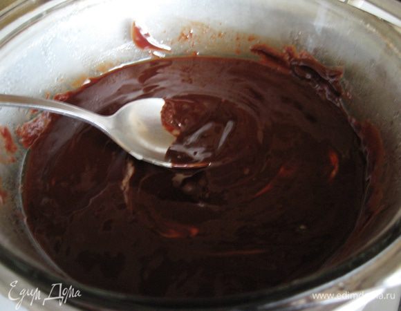 Вводим получившуюся массу к шоколадной. Быстро перемешиваем, чтобы яичная смесь не потеряла свою легкость и воздушность. Формочки присыпаем мукой слегка и заполняем их массой. Из данного количества ингредиентов у меня вышло 3 фондана,  как раз для меня и 2их подружек. Выпекаем ровно 5 минут. 