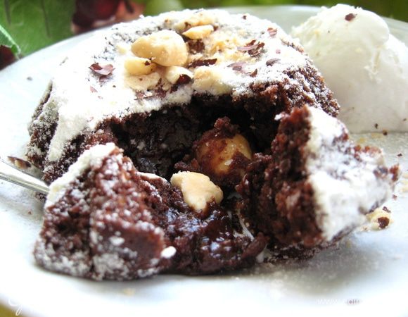 Даем пару минут на остывание. Переворачиваем формочки на тарелки, кладем шарик сливочного мороженого. Чуточка сахарной пудры и не много фундука сверху. К чашечке кофе-лучшего Вы просто не найдете. 